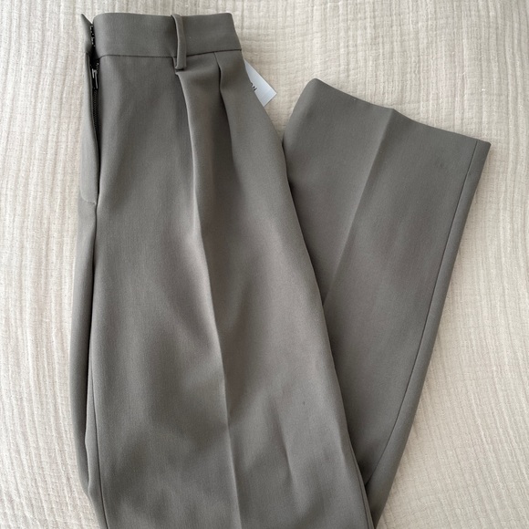 Aritzia Babaton Pleated Pant - Picture 7 of 9